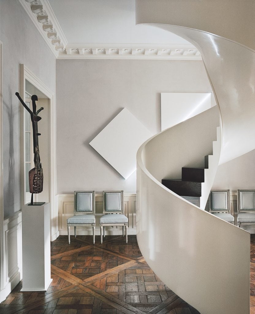 Jacques Grange. The Paris apartment of Jacques Grange features a staircase inspired by Le Corbusier, with a work by François Morellet.